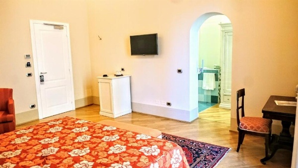Casa Isolani, Piazza Maggiore image 10