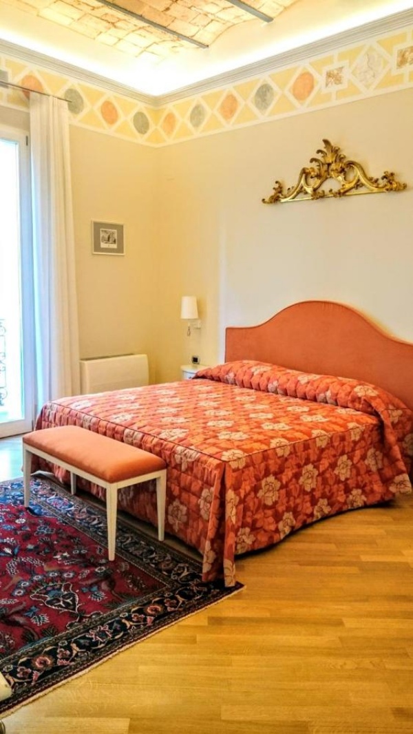 Casa Isolani, Piazza Maggiore image 12