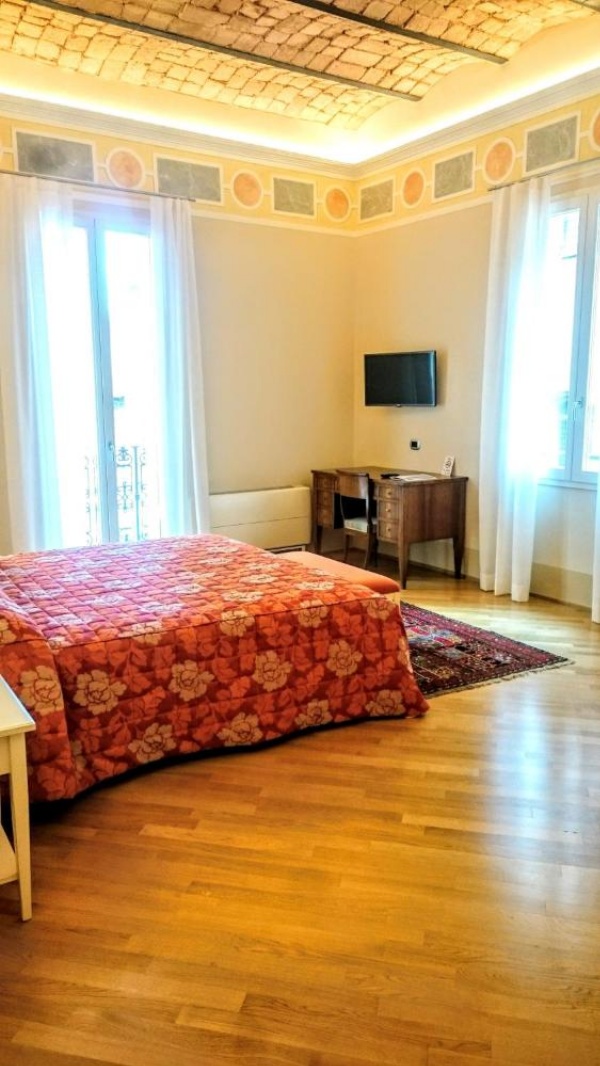 Casa Isolani, Piazza Maggiore image 19