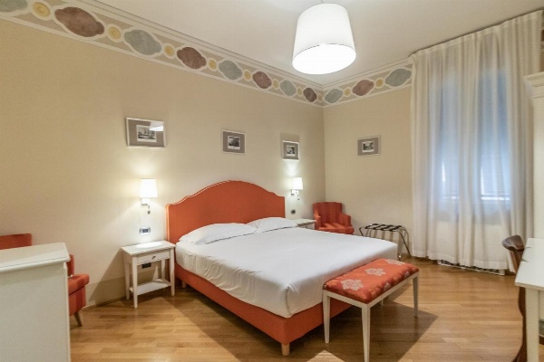 Casa Isolani, Piazza Maggiore image 3